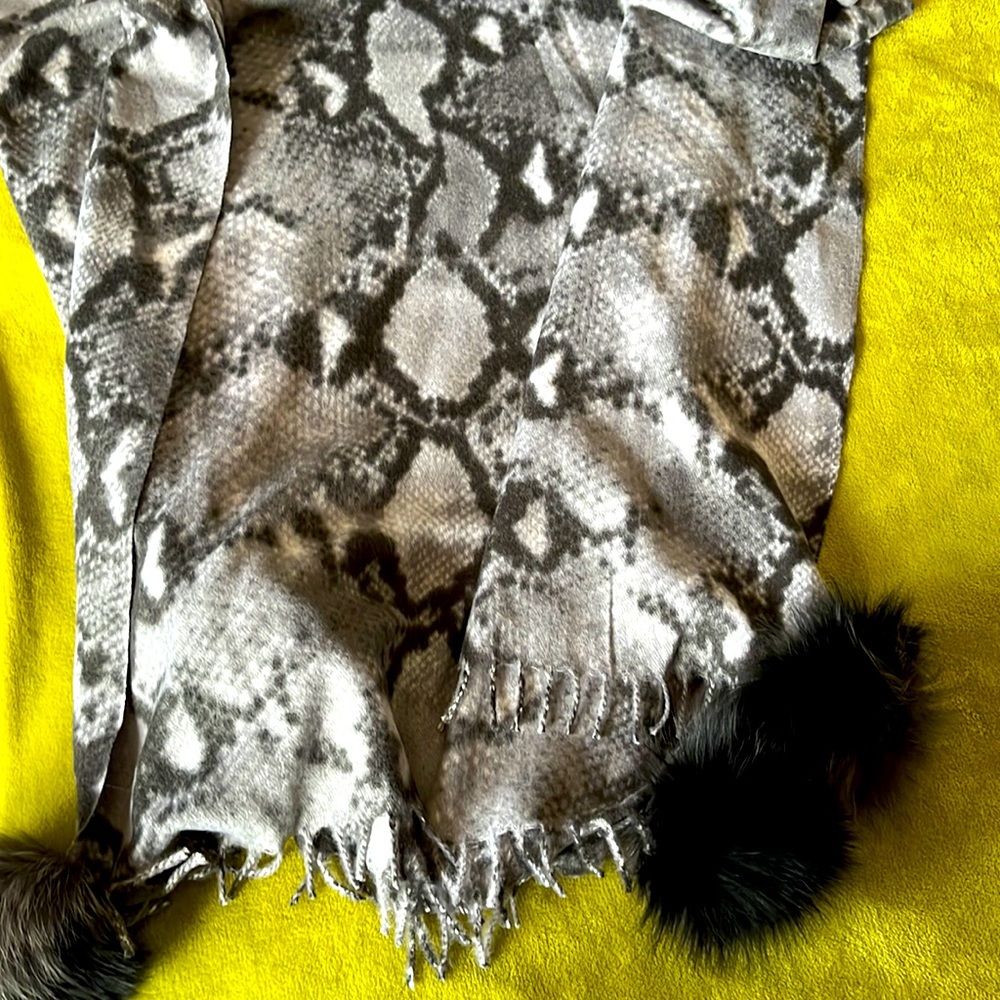 La fiorentina Snakeskin-pattern & Fox fur Pom-Pom scarf